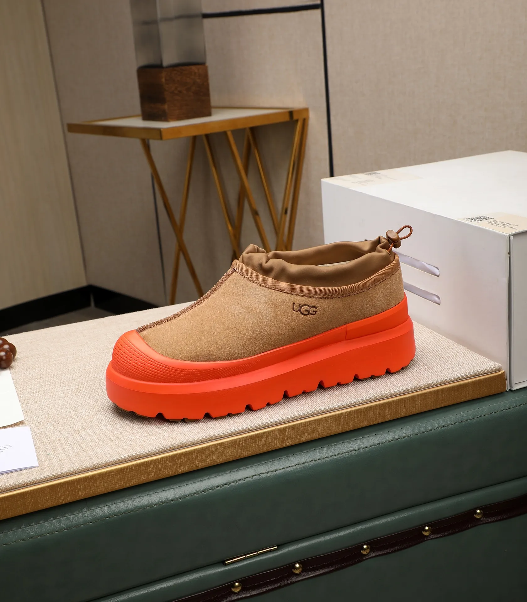 Men's shoes 💰540 (same style for men and women) Please pay attention to the quality of the original order and compare the thickness of the wool 🏮🏮The popular UGG is from Australia's warm luxury brand men's shoes, the official website is synchronized, Beckham men's style..., made of imported first-layer waxed cowhide, waxed toe cap, Australian real wool velvet lining Carefully sewn...Imported rubber Martin boots outsoles (comfortable, soft and wear-resistant). I really like the quality..Exquisite workmanship. You won't be able to put it down at first sight. Sizes 35-44